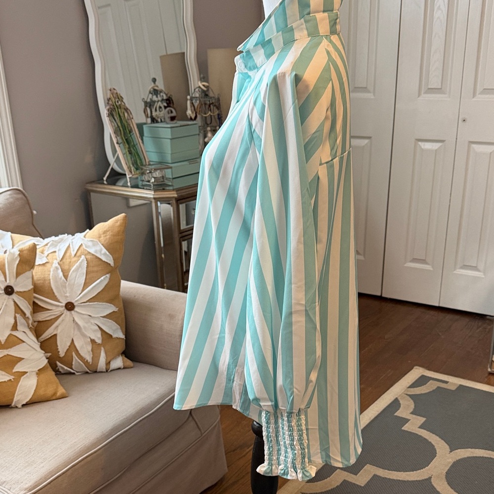 Striped Button-Up Shirt in Aqua & White - Longer in Back Size M - Picture 2 of 7